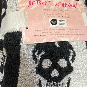 Betsey Johnson skull Towel set